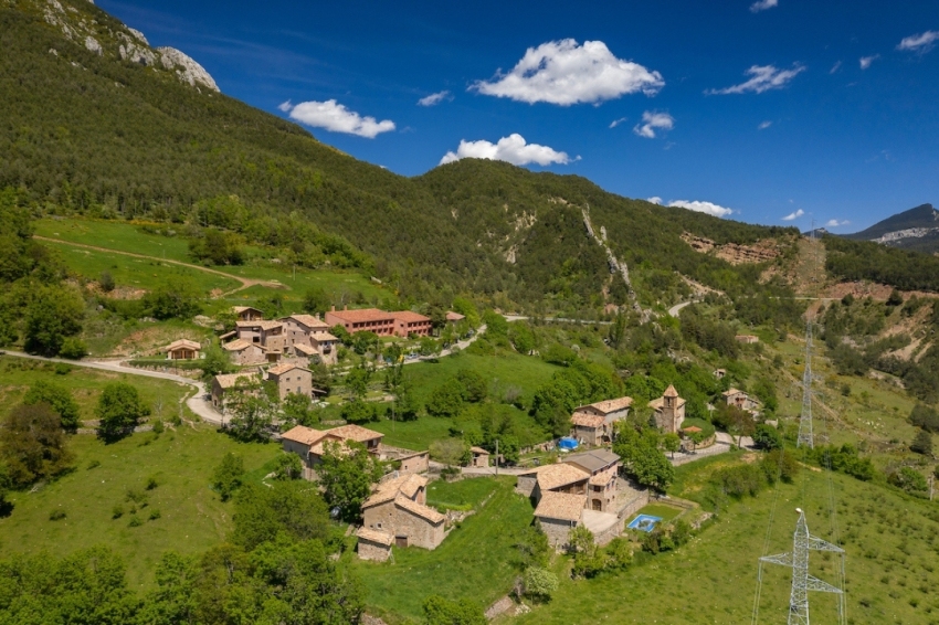 Saldes (Vista Aeria Del Poble De L Espa I La Cara Sud Del Pedraforca I La Seva Vall A La Primavera)