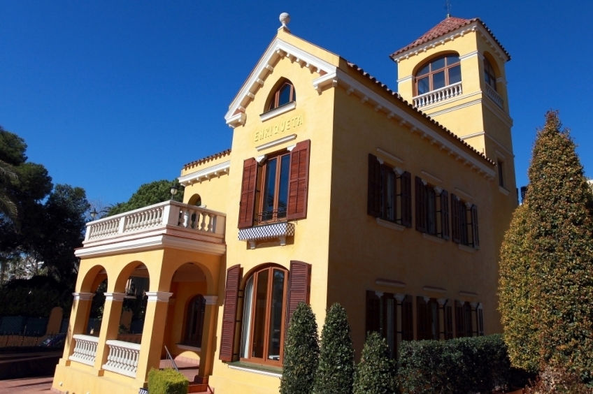 Walk through the Noucentista chalets of Salou