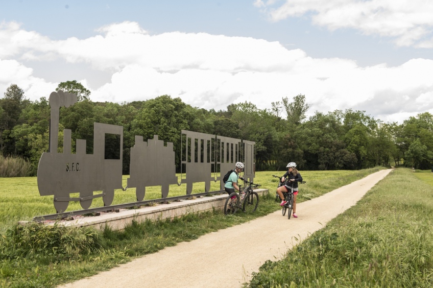 Circular route pedaling between cork oaks and hot springs