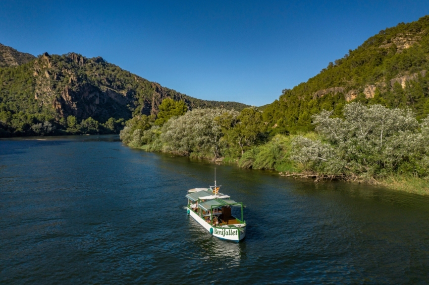 Water and life through the Ebro by electric car