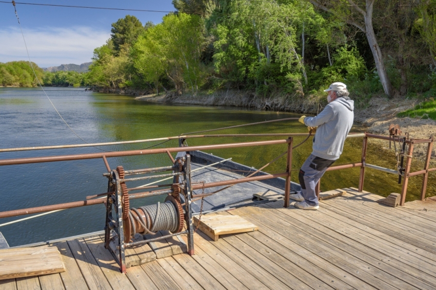 Water and life through the Ebro by electric car