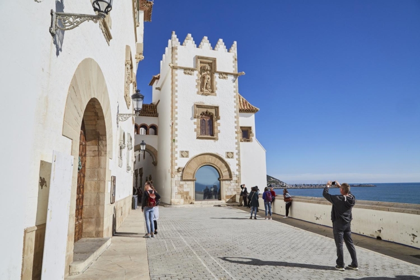 Perseguint tresors modernistes a l'Alt Penedès, el Garraf i el Baix Llobregat en cotxe elèctric