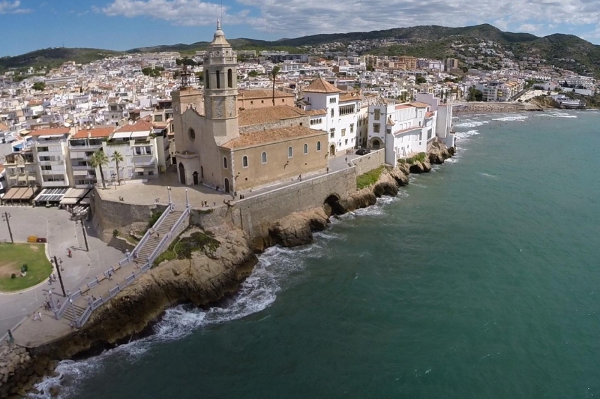 Chasing modernist treasures in Alt Penedès, Garraf and Baix Llobregat by electric car