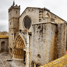 Monumental route through the historic center of Castelló d&#39;Empúries
